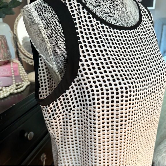 White House Black Market Polka Dot Market Grid Sleeveless Blouse Size M - Picture 5 of 14